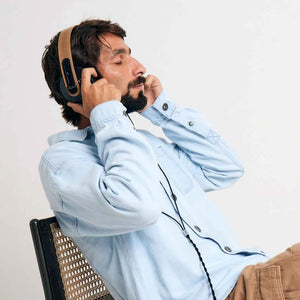 Homem Usando Headphone Kuba Disco 2 Clássico Nogueira