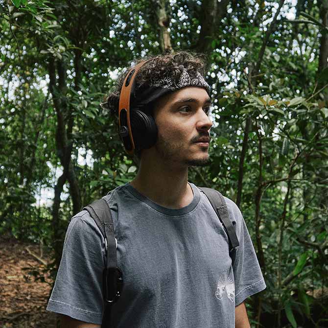 Jovem Usando Disco 2 Bluetooth Tauari