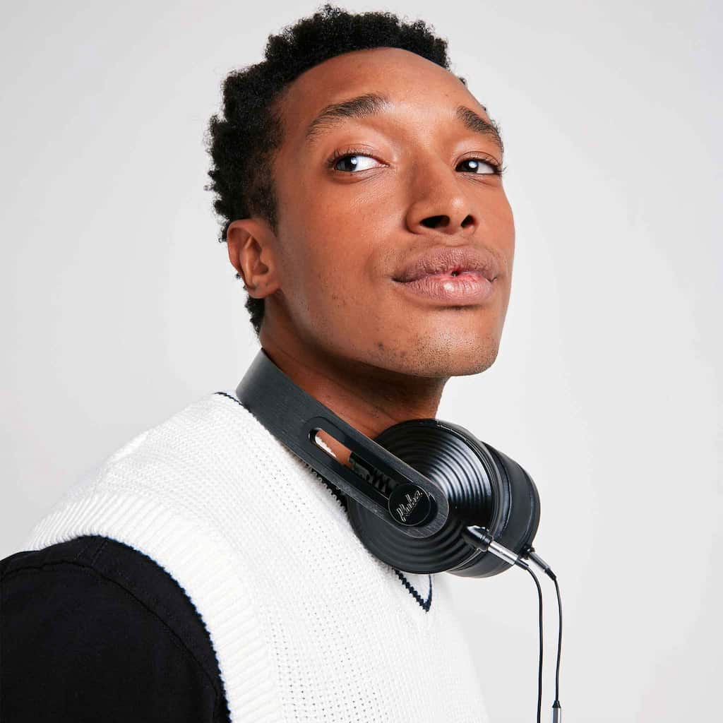 Jovem Usando Disco 2 Clássico Ébano