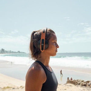 Mulher Usando Disco 2 Bluetooth Tauari