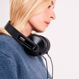 Mulher Usando Disco 2 Clássico Ébano