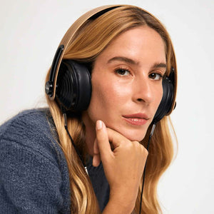 Mulher Usando Headphone Kuba
