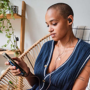 Mulher Fone Kuba Uni