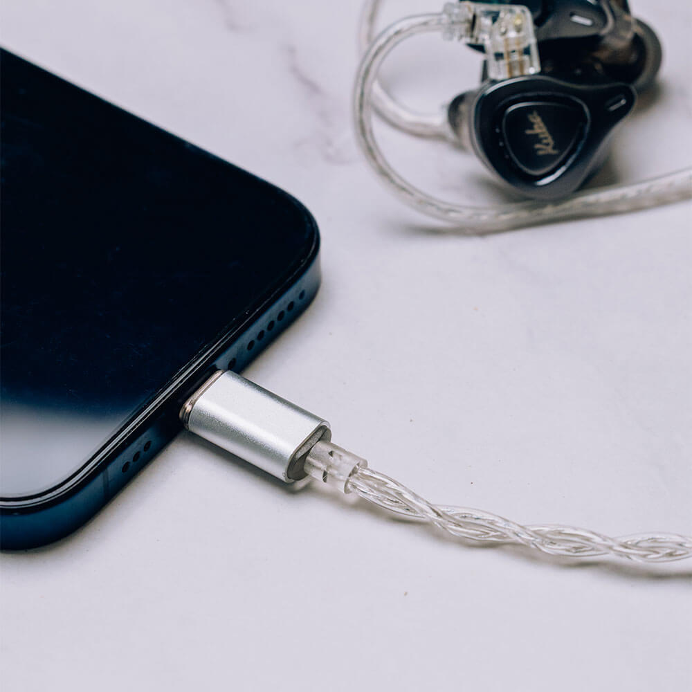 Auri plugado no celular, módulo DSP em foco